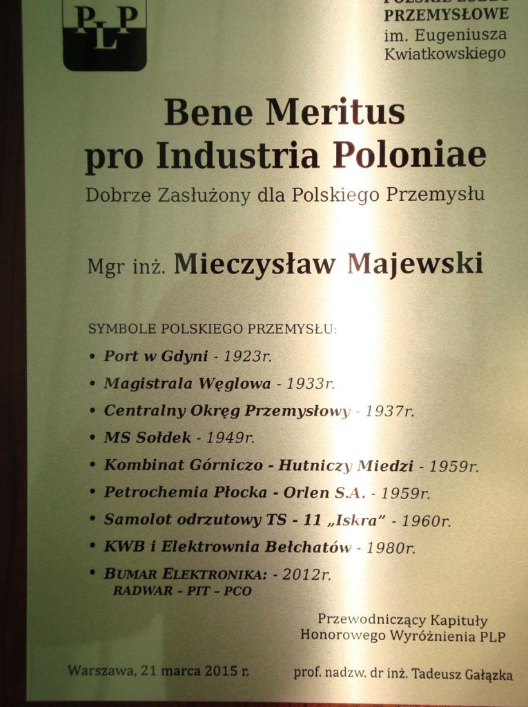 Wygrawerowana w brązie tablica Honorowego Wyróżnienia PLP, jaką 21 marca 2015 r. na uroczystości w Instytucie Technicznym Wojsk Lotniczych w Warszawie otrzymał Mieczysław Majewski.